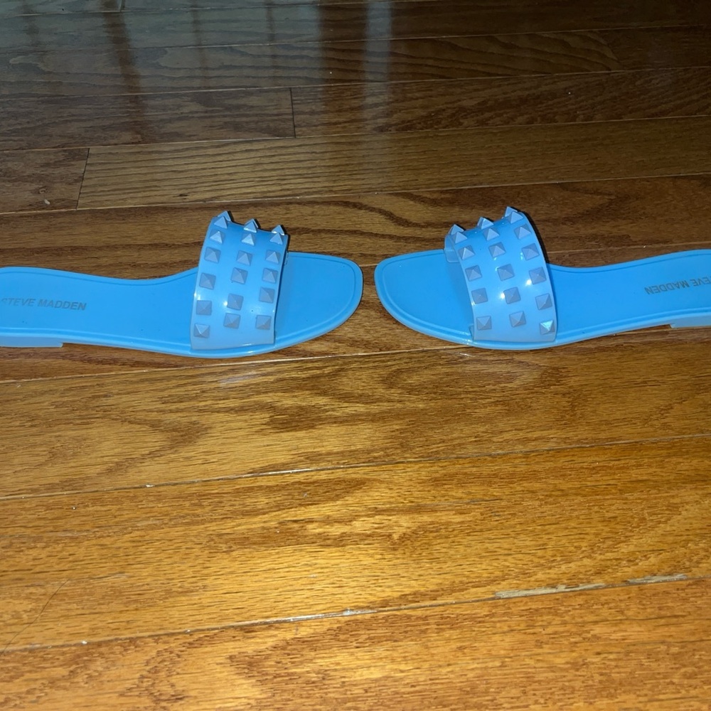 Steve Madden jelly flip flops with pyramid studs - Picture 4 of 5